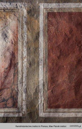 Gemalte Marmorimitation mit stilisierter Blüte : Nordwand