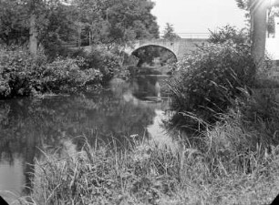 Bielatal. Blick entlang eines Baches gegen eine Straßenbrücke
