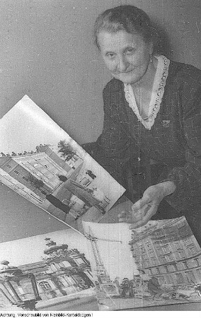 Dresden. Lydia Hoyer, Aufbauhelferin, von der sozialistischen Presse hochstilisiert wegen ihrer vielen freiwilligen, unbezahlten Aufbaustunden, 1955/57