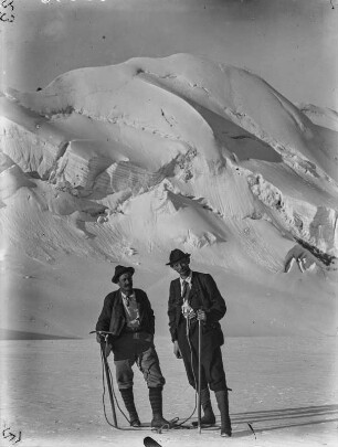 Zwei Bergsteiger : Portrait zweier Bergsteiger auf dem Firnfeld einer Gletscherzunge auf dem Übeltalferner.