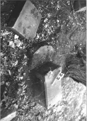 Grabstein 23 (Index: 100105967) Material: Sandstein Zustand: drei Fragmente Maße HxBxT: 56x32x25 cm Beschreibung: obeliskenartige Stele, Sockel: Grabstein 23