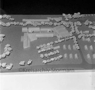 Kreisgymnasium II [später Gymnasium Eckhorst]: Eckhorst: Architektenwettbewerb: erster Preis: Entwurf des ltzehoer Architektenbüros Schäfer, Ferdinand und Ehlers: Architekturmodell