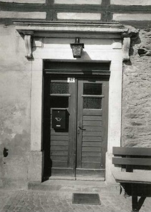 Beierfeld (Kreis Schwarzenberg), August-Bebel-Straße 47. Gehöft. Wohnstallhaus. Portal