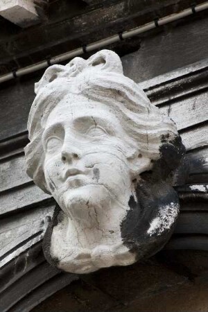 Köpfe als Scheitelsteine — Weiblicher Kopf als Scheitelstein