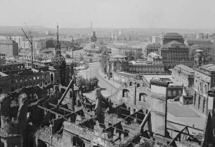 Dresden. Blick vom Schloßturm nach Südwesten über die Schloßruine auf Zwinger, Schauspielhaus, Postplatz und Annenkirche