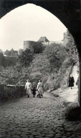 Blick durch das Mühltor in Bautzen : Pohlad přez młynske wrota w Budyšinje