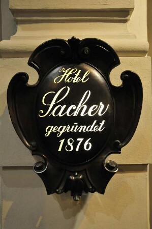Hotel Sacher : Fassadenschild vom Hotel Sacher in Wien