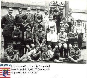 Heppenheim an der Bergstraße, Oberrealschule / Klassenfoto einer Sexta, Gruppenaufnahme / 1. v. l. unten: Erwin Goldschmidt (* 1921) / 2. v. r. sitzend 2. Reihe: Ludwig Sundheimer (1919-1942)