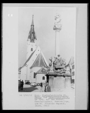 Immaculata Säule, auf dem Sockel: Dreifaltigkeit, Pestheilige und der heilige Johannes Nepomuk