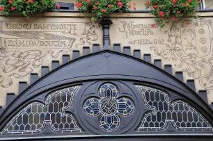 Bierlokal in Prag : U Fleku, Prags berühmtestes Bierlokal in der Neustadt, ist im neugotischen Stil eingerichtet. Wahrzeichen ist die große Bieruhr an der Aussenfassade. Bild: Verzierungen im Innenhof, aufgenommen 2008 in Prag