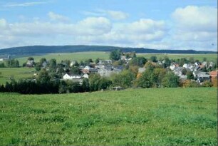 Blick auf den in einer Senke gelegenen Ort