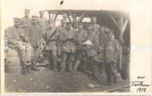 Soldatengruppe vor Unterstand bei Verdun
