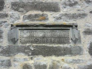 Evangelische Kirche - Kirchturm von Süden-Kartusche mit Jahr 1517 (Neu-Erbauung des Kirchturmes) über Portal im Erdgeschoß (Bauinschrift)