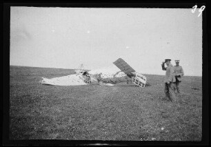 Fontenoy-la-Joûte (Dep. Meurthe-et-Moselle, Frankreich): Flugzeugwrack auf einer Wiese