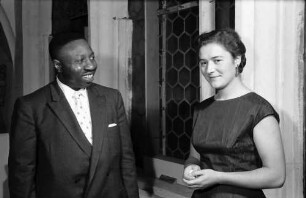 Freiburg: Augustinermuseum, Liederabend des Baritons John Riley; John Riley und seine Begleiterin, Porträt