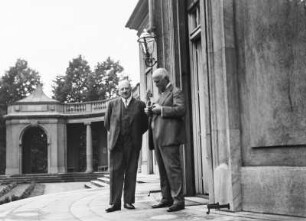 Borsig-Villa Reiherwerder, Ernst von Borsig und Herr Bittker vor dem Eingang der Villa