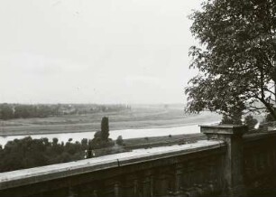 Dresden-Loschwitz, Schillerstraße 17. Villa (1851/1900). Blick von der Terrasse über die Elbe und Blasewitz nach Südwesten