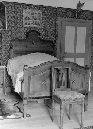 Schlafzimmer in einem Privathaushalt in Weiler (Kreis Konstanz). Ansicht mit Bett und Stuhl