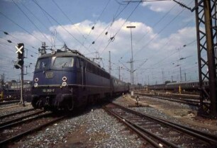 Stuttgart Hbf. WartegruppeVorort Lok 110 302 D-Zug UIC-X-Wagen