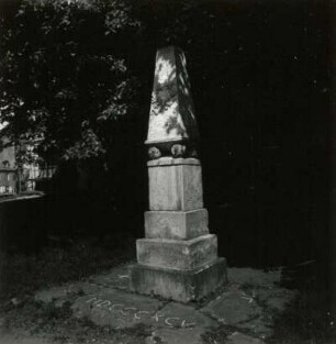 Denkmal zur Erinnerung an die Befreiungskriege 1813-1815 : Denkmal zur Erinnerung an die Befreiungskriege 1813-1815. Sandstein. 1845. Oederan, Pfarrgasse
