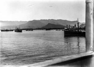 Serra do Mar : Blick vom Schiff aus auf einen Hafen mit Schiffen