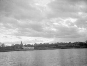 Moritzburg. Ortsteilansicht über den Schlossteich