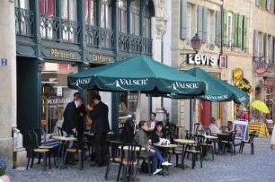 Lausanne - Straßencafè : Straßencafè am Marktplatz, aufgenommen in Lausanne am 18. Mai 2010