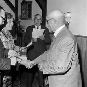 Siedlergemeinschaft Bad Oldesloe im Deutschen Siedlerbund: Wiggers Gasthof: Ehrung von Mitgliedschaftsjubiläen mit dem Vorsitzenden Max Templin und Landesvorsitzenden Günter Meyer-Bettlyn: Anna Jäger gratuliert einem geerhrten Mitglied