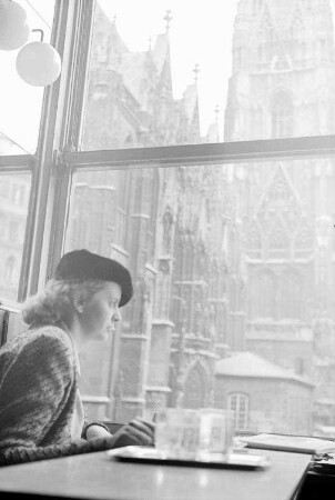 Wien: Henny Gebhard im Wiener Café, mit Stephansdom
