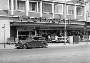 Straßenszene vor Woolworth