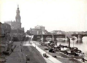 Dresden. Terrassenufer gegen Hofkirche, Opernhaus und Augustusbrücke : Dresden-Altstadt, Brühlsche Terrasse und Terrassenufer (Ausbau 1874-1879) mit Einmündung Brühlsche Gasse an der Elbe mit angelegten Schaufelraddampfern. Blick nach Westen gegen Hofkirche, Opernhaus, Hotel Bellevue und Augustusbrücke