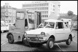 Kristiansand: zertrümmerter PKW wird verladen
