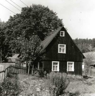 Raun (Kreis Oelsnitz). Wohnstallhaus (1769) mit angebauter Scheune, Dorfstraße 7. Giebelfront
