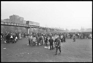Flohmarkt und Testtrasse der Magnet-Bahn "M-Bahn" zwischen Kemperplatz und Gleisdreieck