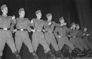 Darbietung der Tanzgruppe des Ensembles der NVA Erich Weinert (EWE) anlässlich des II. Deutschen Turn- und Sportfestes
