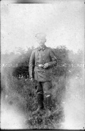 Soldat auf einer Wiese, 1. Weltkrieg