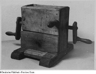 Großschönau, Kreis Zittau. Körnelmühle, Holz, ungefasst. Maße: 28,0 cm X 24,0 cm X 12,0 cm. Oberlausitz. Heimat-u. Damastmuseum