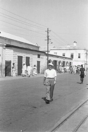 Reisefotos Haiti. Straßenbild mit einem Toursiten und Einheimischen (vielleicht in Port-au-Prince)