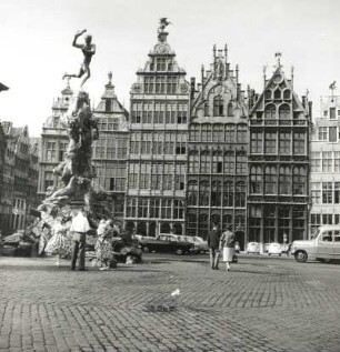 Antwerpen. Giebelhäuser am Markt und Brabobrunnen