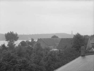 Gatow, Bauernhof an der Havel, im Hintergrund der Grunewaldturm