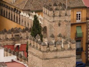 ein Turm der alten Festungsanlage Alcazar, Blick vom Glockenturm der Kathedrale
