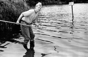 Zühlke, Jörg: Mitarbeiter im Gesundheitsamt mit Probe aus dem Lütjensee zur Überprüfung der Wasserqualität
