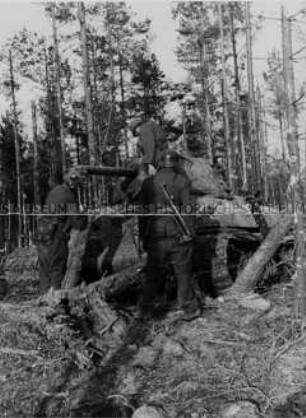 Gebirgsjäger untersuchen einen abgeschossenen Panzer