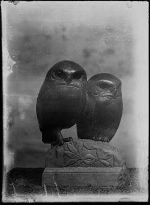 n Ohne Titel (Im Atelier von August Gaul: Bronzeskulptur, zwei Eulen auf Stein sitzend)