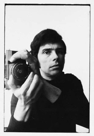 Selbstporträt des Fotografen Christian Borchert mit Kamera