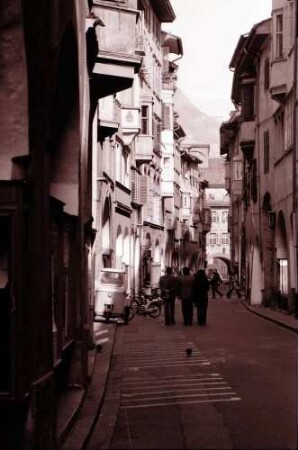Bozen, Bolzano: Langgasse mit Blick zum Rosengarten