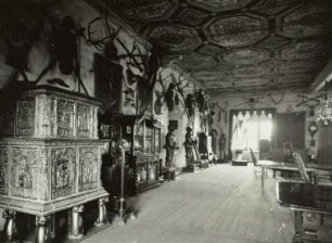 Burgk, Rittersaal des Schlosses : Burgk. Schloß. Rittersaal (ehemaliger Jagdsaal). Im 3. Obergeschoß mit bemalter Holzdecke und Nürnberger Ofen