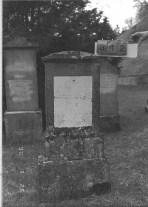 Grabstein 342 (Index: 100009406) Zustand: Inschrifttafel mehrfach zerbrochen Maße HxBxT: 128x50x24 cm: Grabstein 342