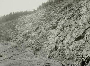 Geisingberg, Basaltbruch. Wand des Steinbruchs mit Stolleneingang für Kammersprengung
