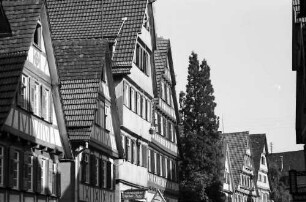 Calw: Gasse mit alten Speicherhäusern; Giebel, dazwischen Bäume